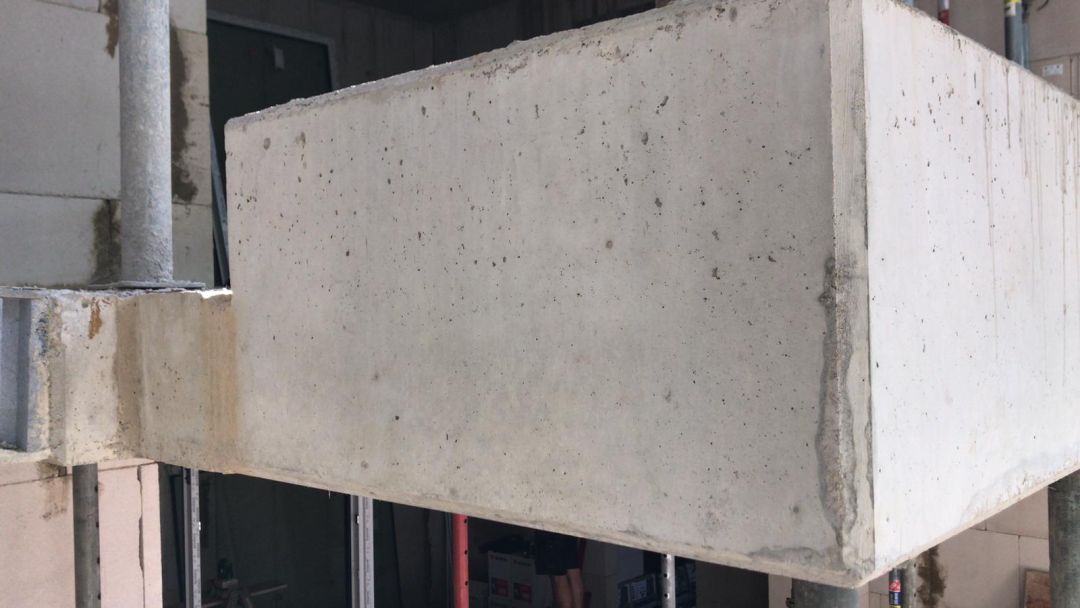 Betonierte Unterzugkante mit sichtbarer Schalungsstruktur an einem Rohbau
